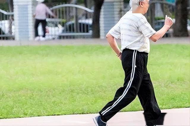 年过六十长期走路对健康有好处吗？医生建议：做好这3件事很重要_老年人_步伐_身体