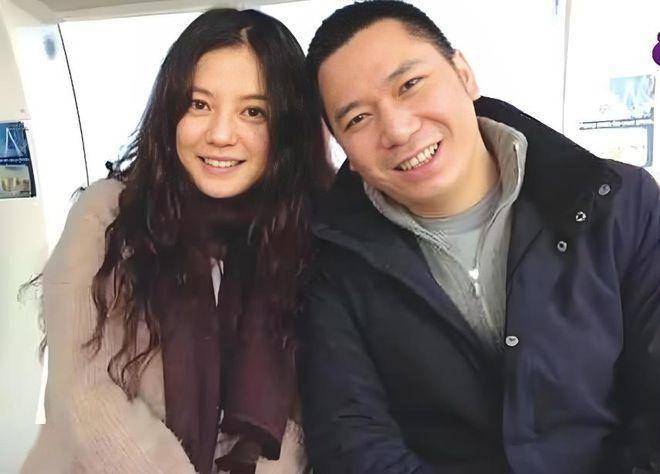 赵薇与好友聚会照流出，素颜出镜发福严重，手臂上长了一个大包