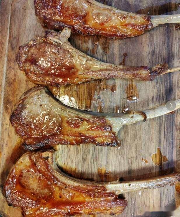 烤羊排有绝招，腌制时加这一味，肉质鲜嫩不膻不柴，香气四溢诱人