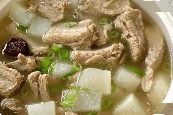 澈、肉质鲜嫩、营养丰富而深受喜爱电子pg游戏清炖排骨以其汤色清(图3)