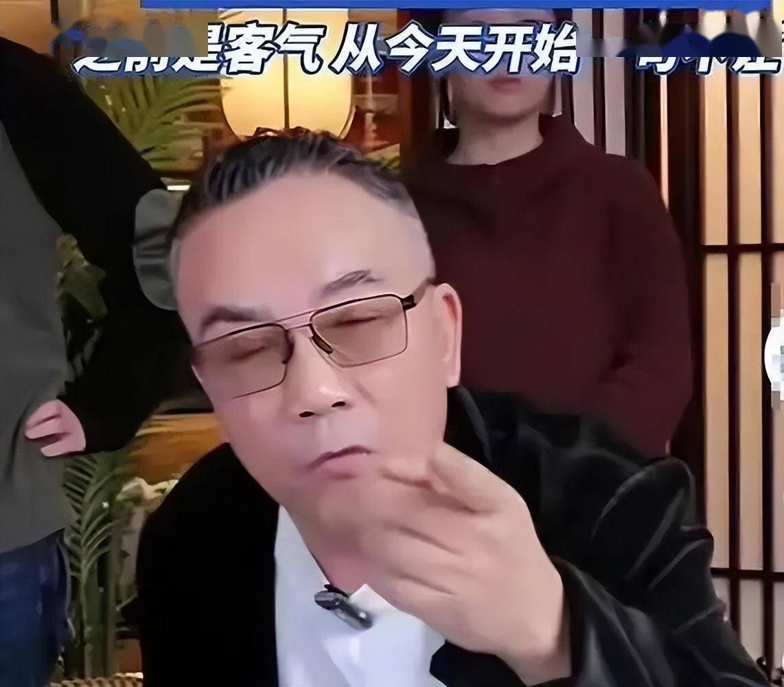 杨少华葬礼上最诡异一幕：儿子杨议前脚哭到晕厥，后脚翘腿玩核桃