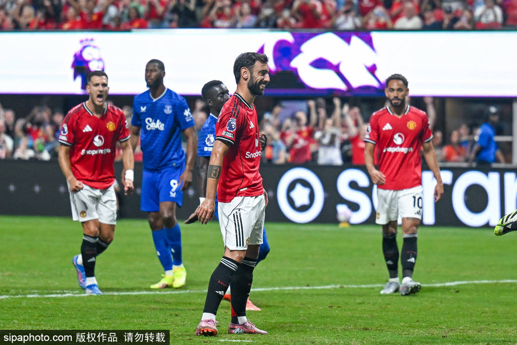 曼联1-1战平佛罗伦萨，费尔南德斯与姆贝乌莫表现抢眼！