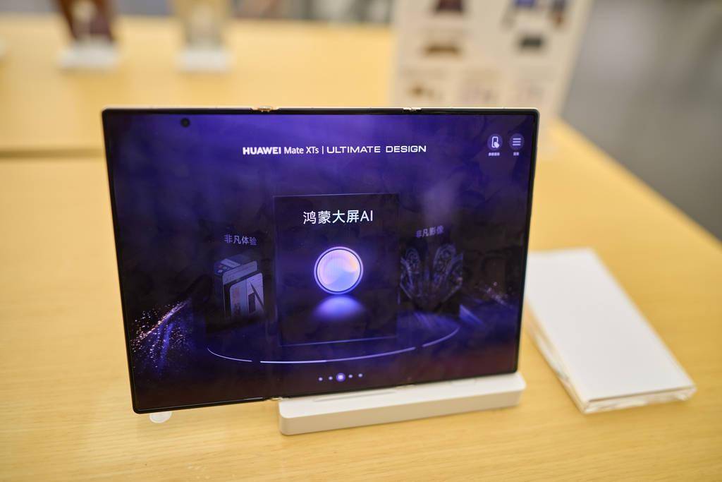 华为Mate XTs非凡大师到店展示