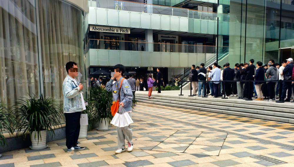苹果开售首日：三里屯店排起长龙，黄牛门口“堵人”，线上秒售空