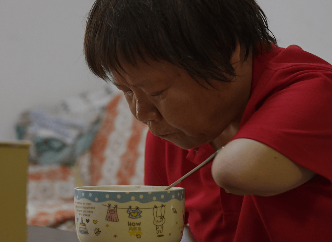 湖南株洲52岁无臂大姐瞒着儿子学跆拳道，竟成为全国冠军：原来我是个特别有用的人！