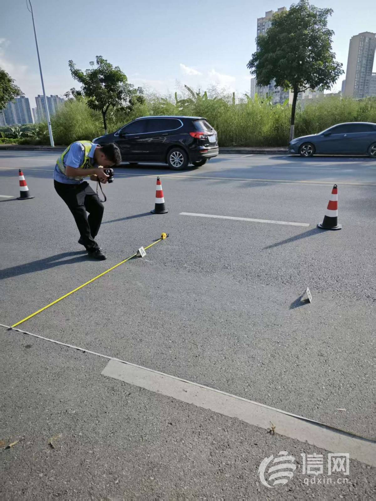 百色一男子避让法院警车摔骨折：警车未亮警灯跨双黄线、责任认定待查