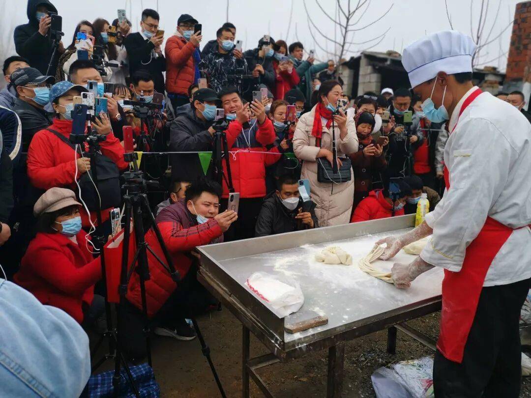 “鸡排哥”登顶：烟火气如何接住泼天富贵？