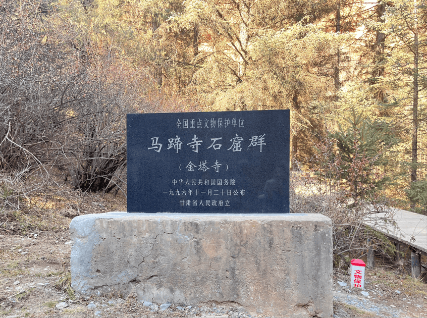 VOGUE盛典太抓马！刘亦菲压轴出场，大合影杨幂扭头表情尴尬