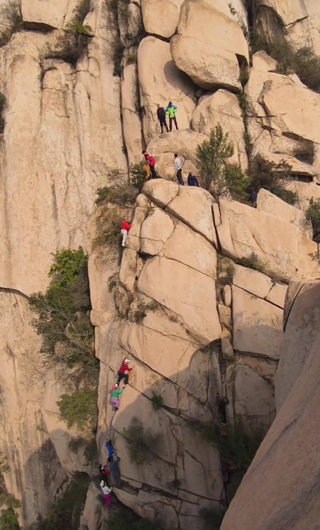 凤凰岭多人徒手攀爬几近垂直大断崖,还要人收费当向导带团野爬,当地:将跟进调查