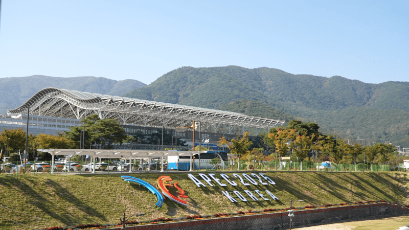 广州12岁女孩用英语卖文具走红,妈妈回应:学了5年帮谈成10万元生意,初衷是让她开阔眼界