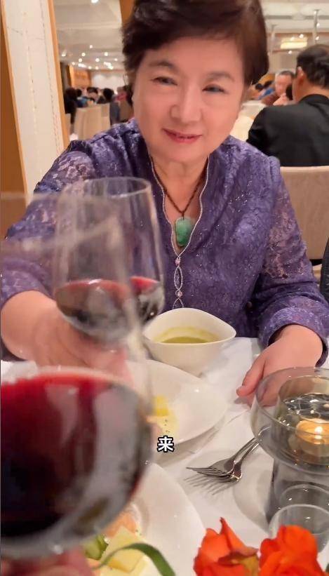 陈佩斯三兄妹罕见同框!75岁大哥老得认不出,妹妹却年轻富态有活力