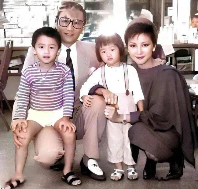 谢霆锋生日和父母聚会!谢贤老到不敢认,狄波拉涂绿指甲油似少女