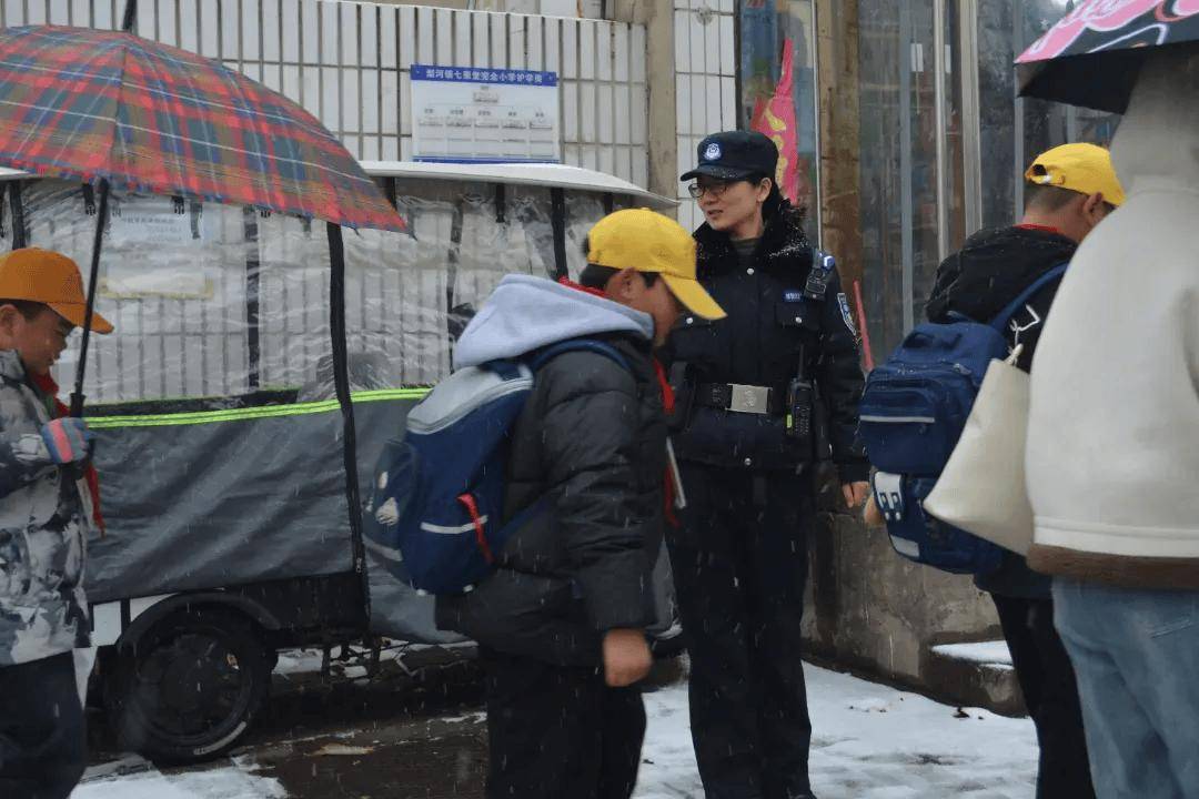 风雪中的守护 | 风雪“豫”警,温暖守护! 风雪中的守护 | 风雪“豫”警,温暖守护!