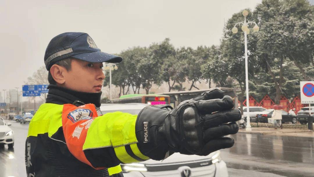 风雪中的守护 | 风雪“豫”警,温暖守护! 风雪中的守护 | 风雪“豫”警,温暖守护!