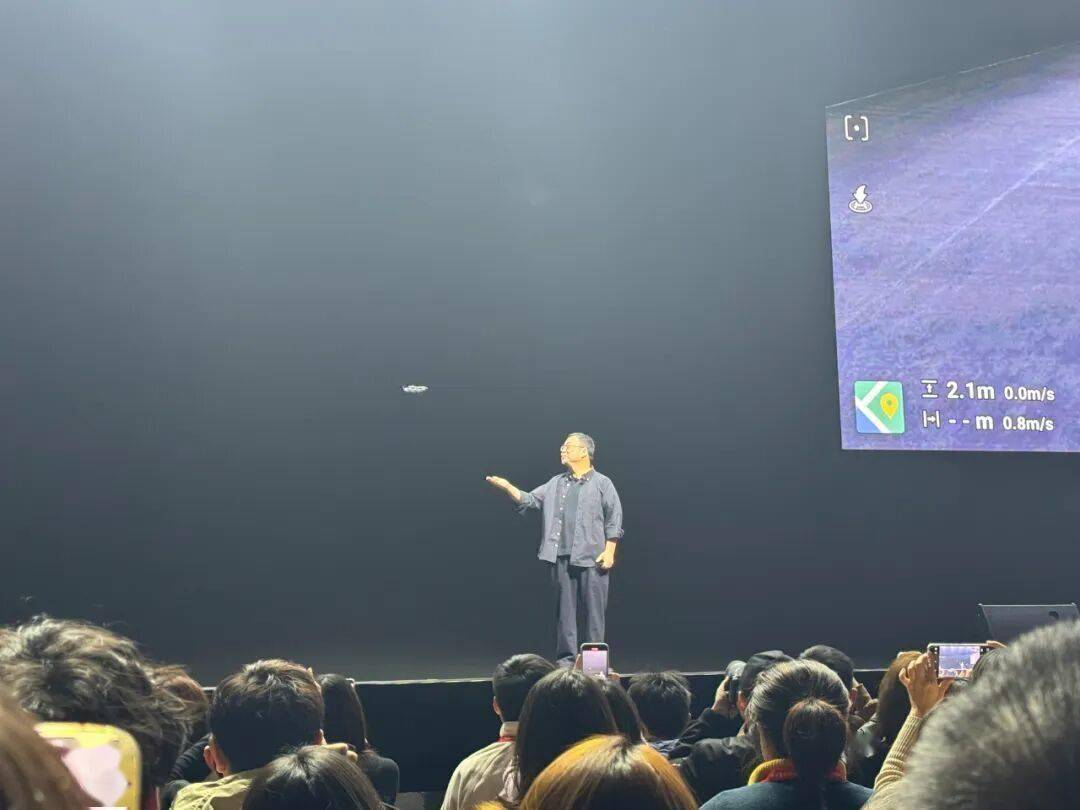 罗永浩硬控4小时，发了一场“广告”春晚