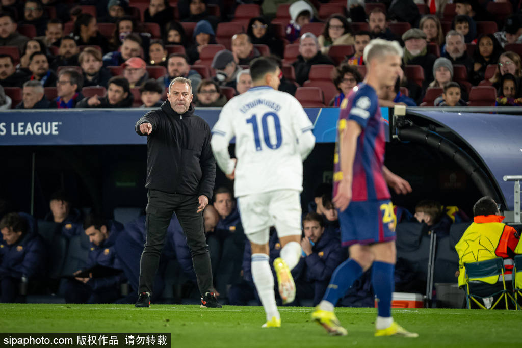 西班牙足球甲级联赛巴塞罗那对阵莱万特：蓝