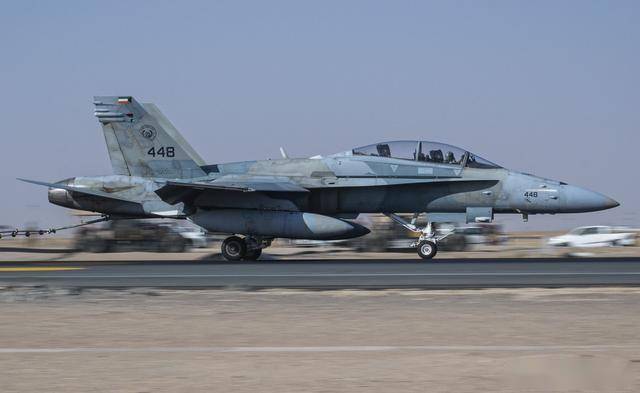 从弃子到全能王：麦道F/A-18“大黄蜂”的逆袭之路