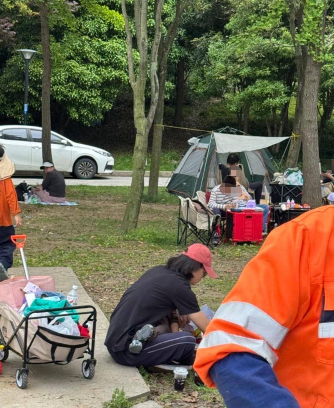 宋宁峰出轨风波后公园露面！长发好邋遢、胳膊疑有伤狗仔喊话要曝更多黑料-第1张图片-