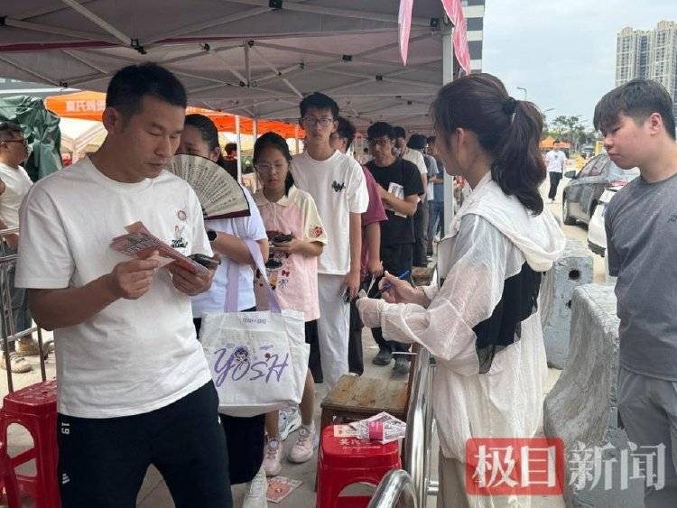 五一假期里的网红小食店：有的需7点排队拿号有的开起自助健身房