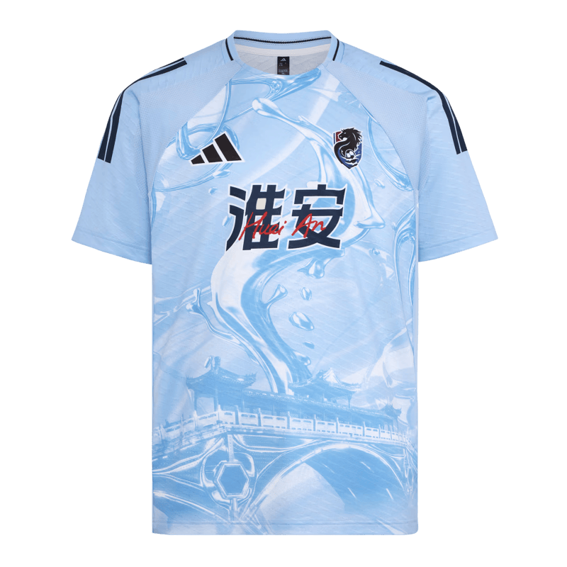 穿上adidas成为足球场上的焦点!(图1)