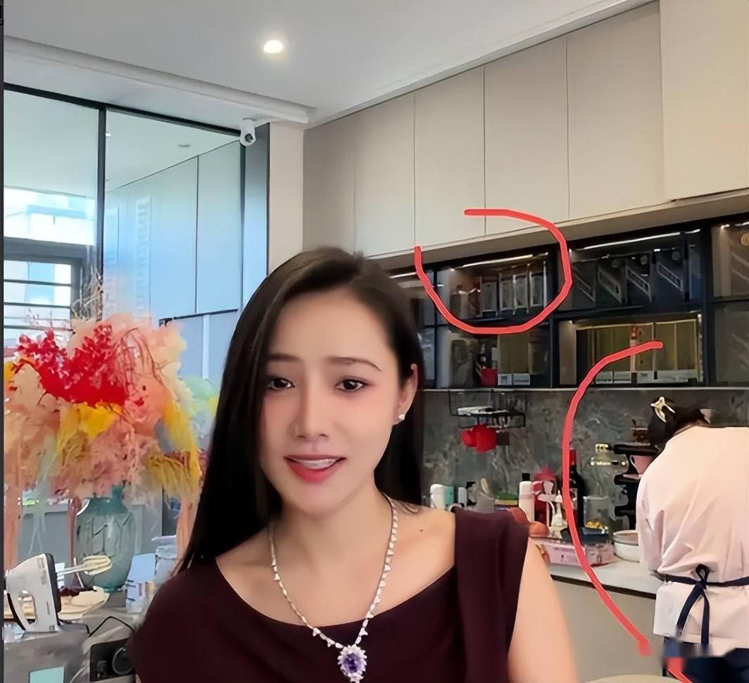 知名网红“表妹李KK”自曝破产！未婚生女后掉粉百万转行卖小吃
