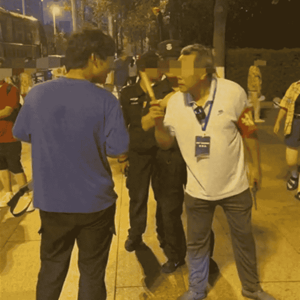 "红袖章大爷"驱赶小贩 青岛通报:青岛"红袖章大爷"驱赶卖玩具小贩,口