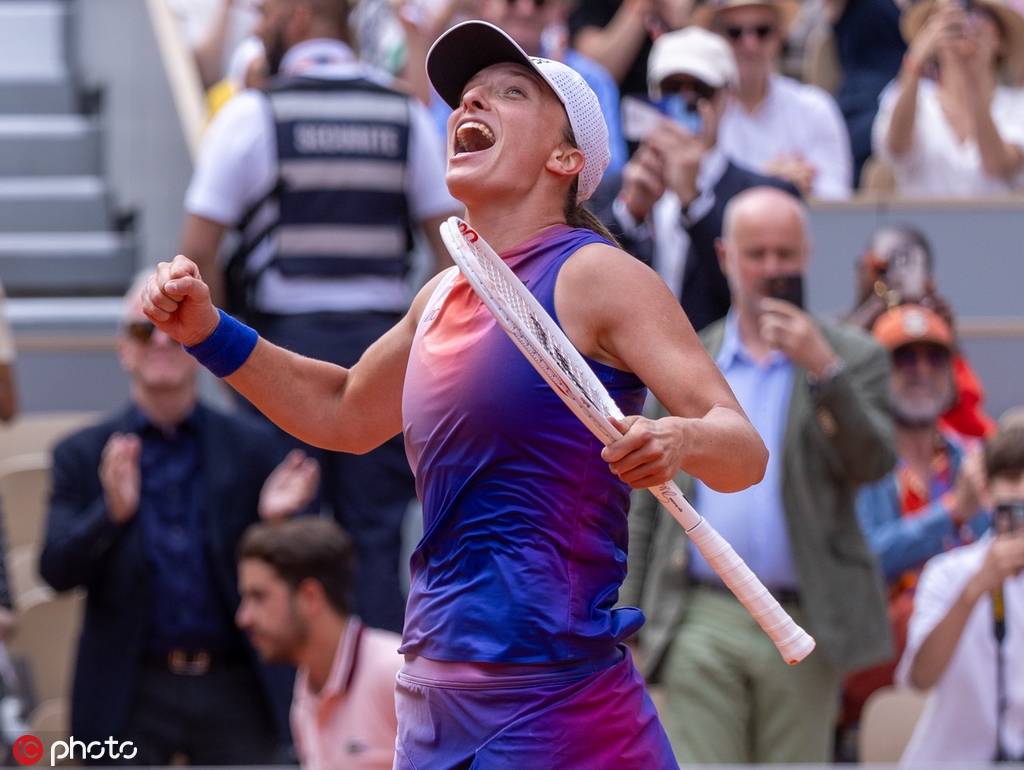 组图斯维亚泰克20夺法网女单冠军激动亲吻奖杯