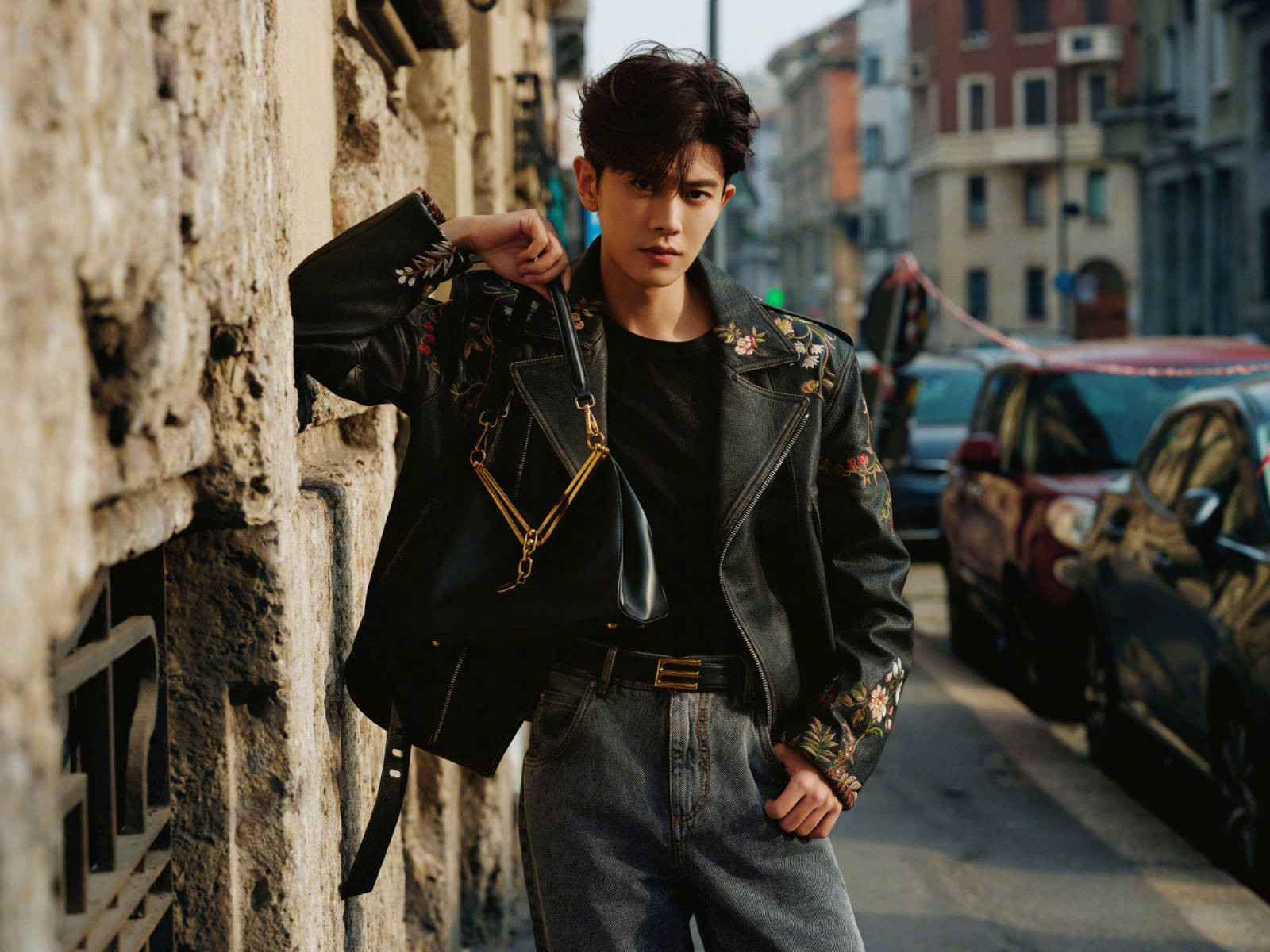 任嘉伦穿刺绣皮夹克低调有型诠释英伦风街头时尚