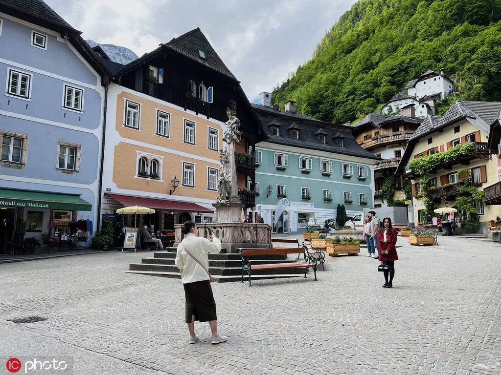 奥地利童话小镇 哈尔施塔特湖景色令人流连忘返