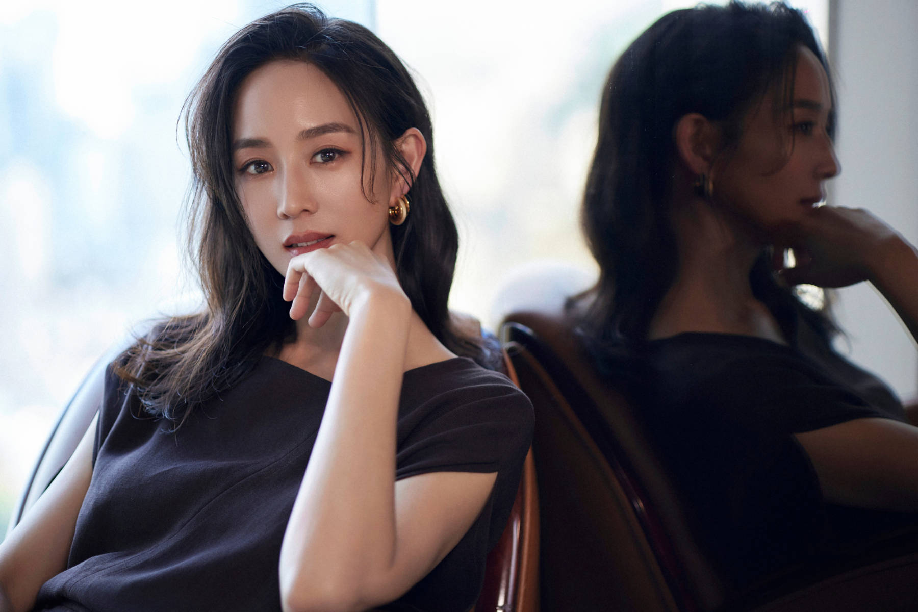 张钧甯穿棕色套装时髦干练 眼神冷酷神似女总裁