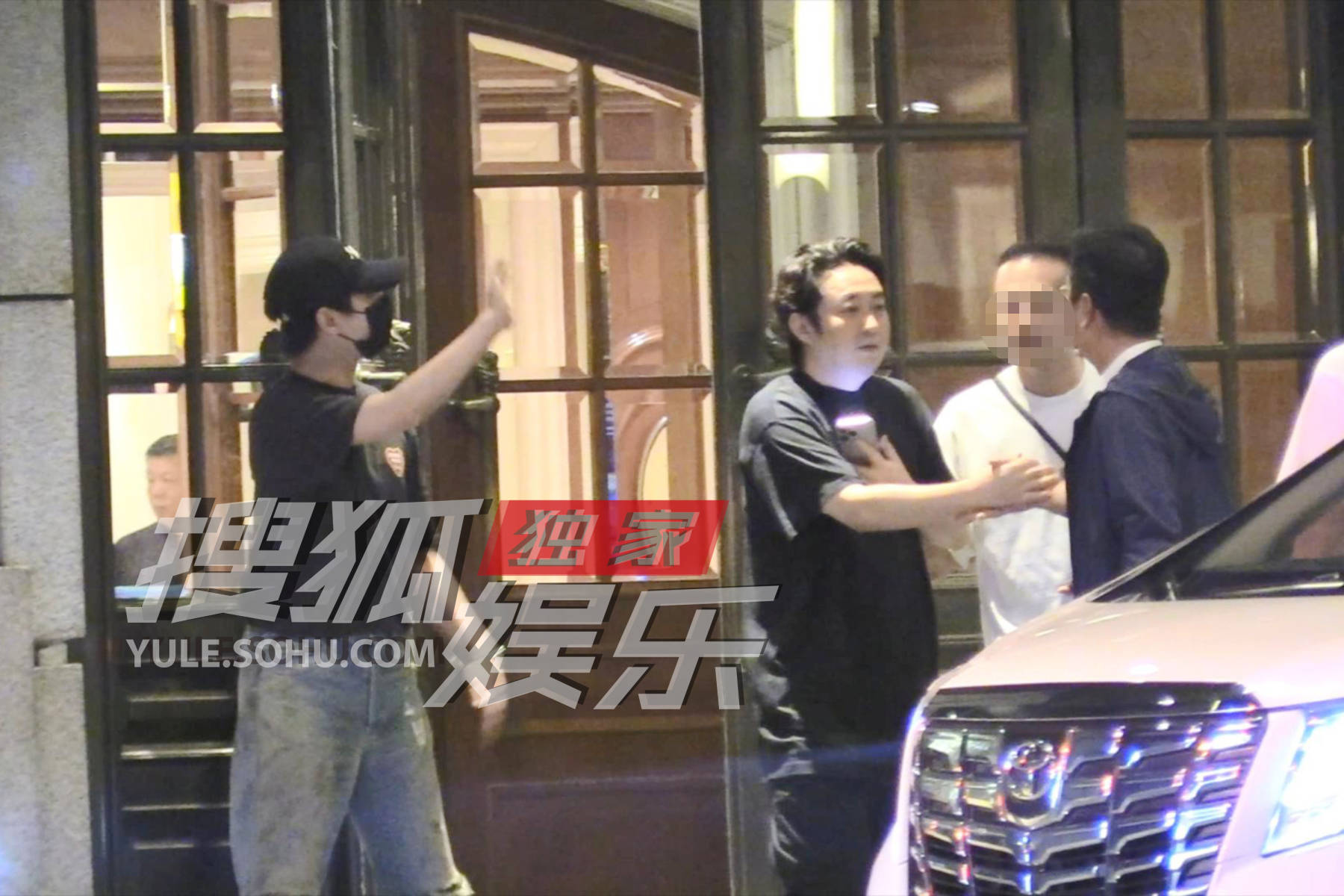 独家:杨洋和经纪人参加饭局 与朋友拥抱后道别