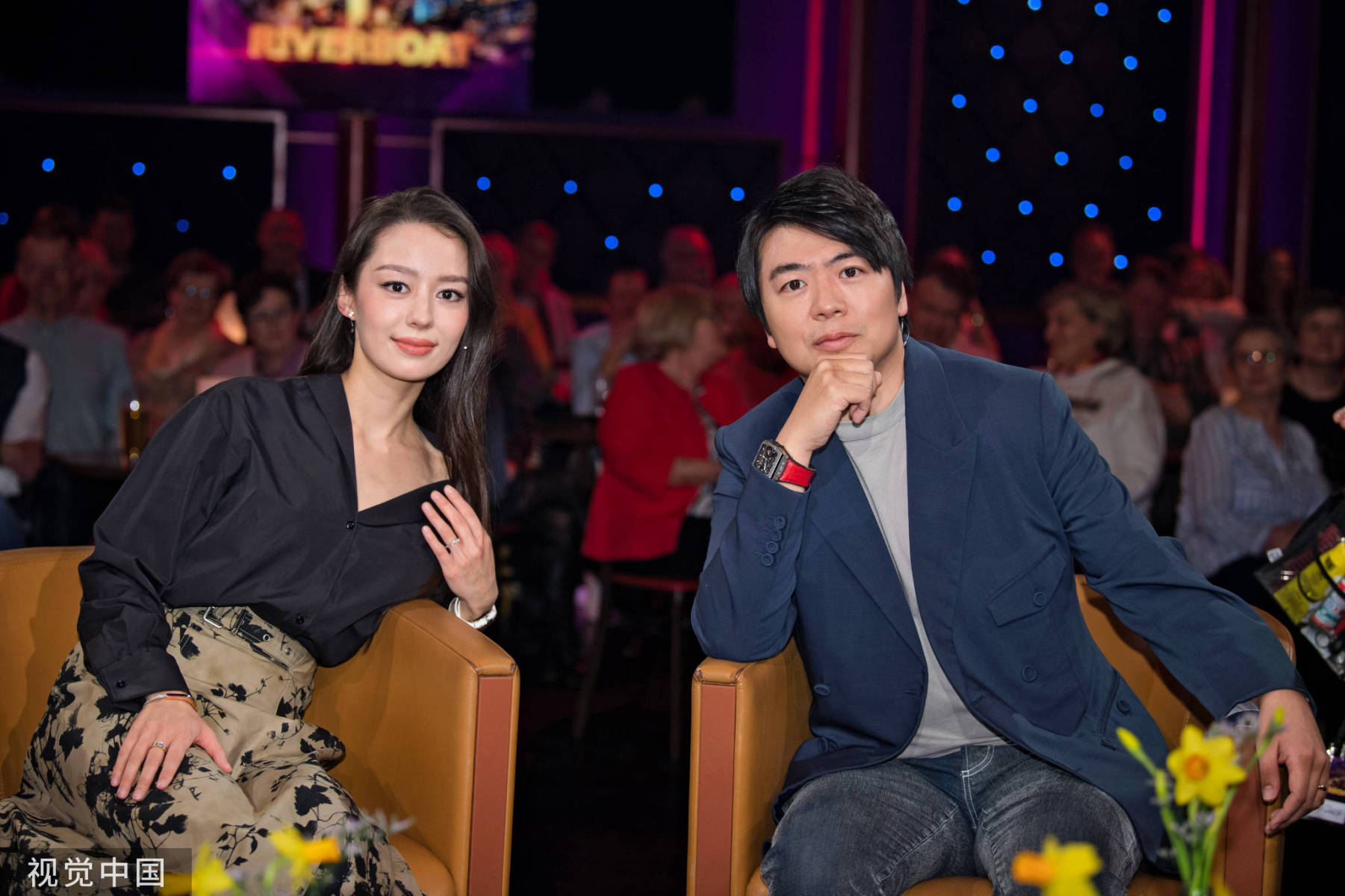 郎朗吉娜夫妻俩合体录节目挽手现身甜蜜恩爱