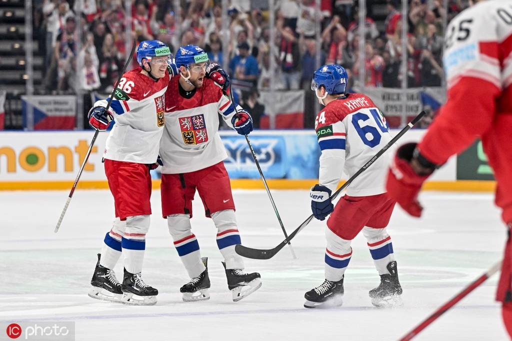 冰球运动(ice hockey)是以冰刀和冰球杆为工具在冰上进行的一种相互