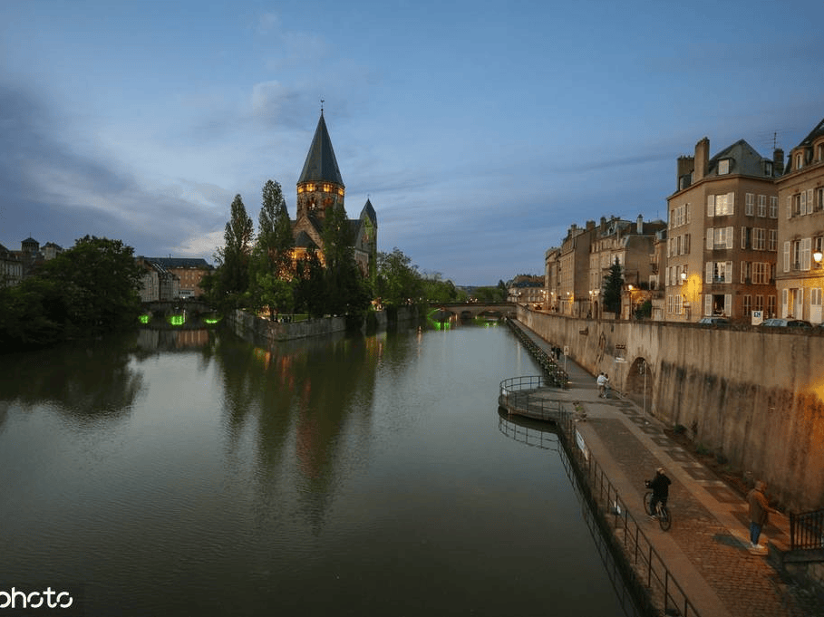 法国梅斯春季到来 摩泽尔河中神庙周围风景如画