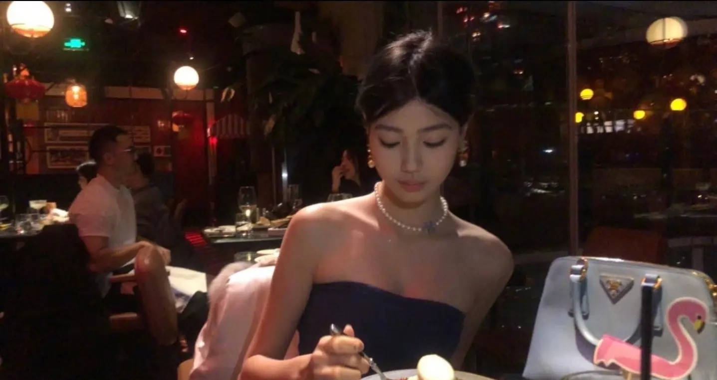 钟丽缇女儿考拉晒14岁庆生照穿抹胸礼裙性感俏皮