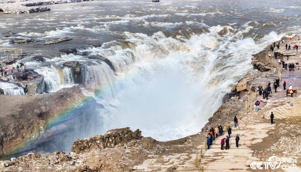陕西延安壶口瀑布气势磅礴水流汹涌澎湃