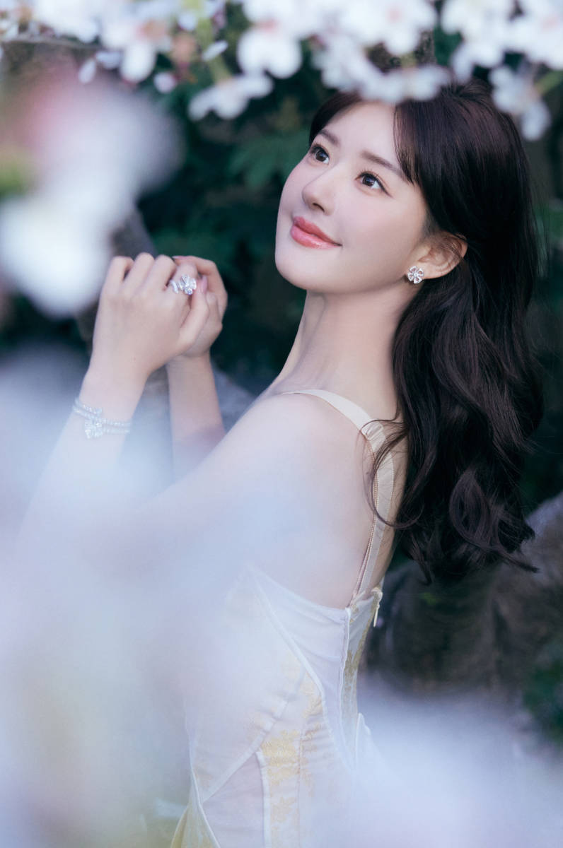 赵露思着淡黄色短裙俏皮可爱蹲森林中犹如公主