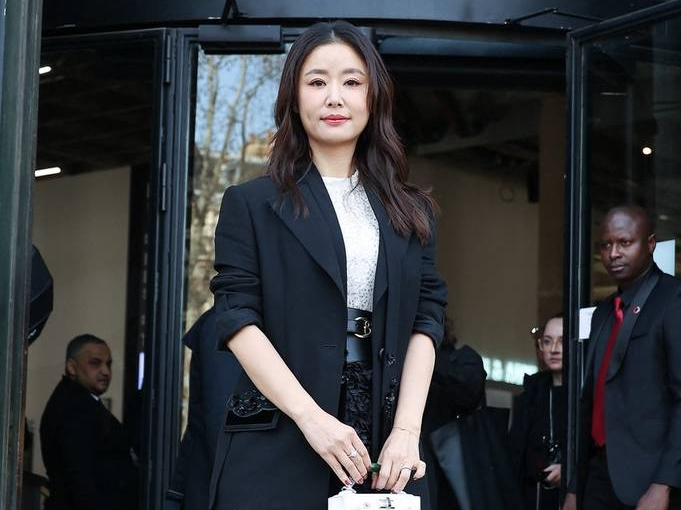 林心如现身2024秋冬巴黎时装周shiatzychen秀场