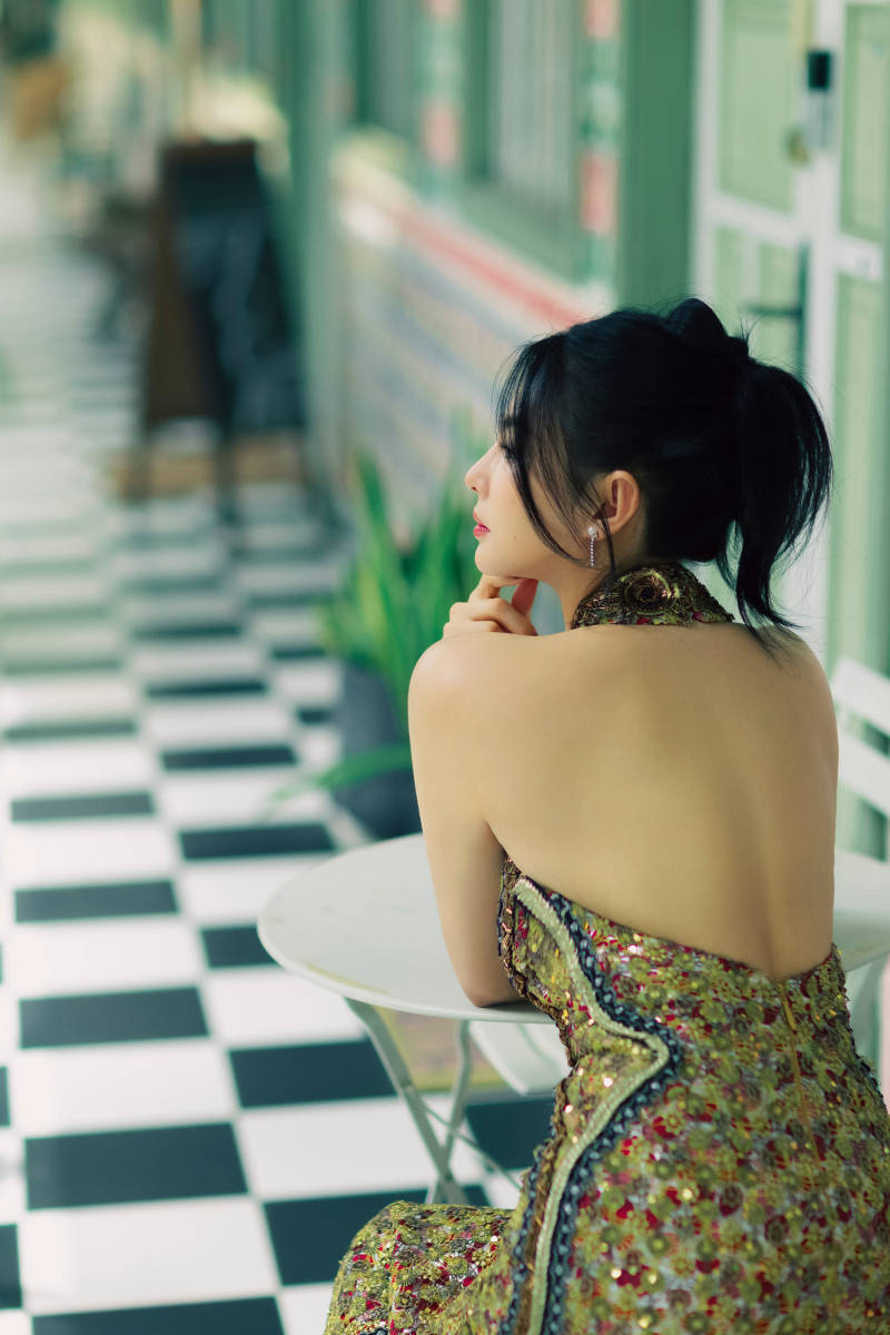 张雨绮穿碎花吊带裙秀肩颈搭配盘发耳坠美艳撩人