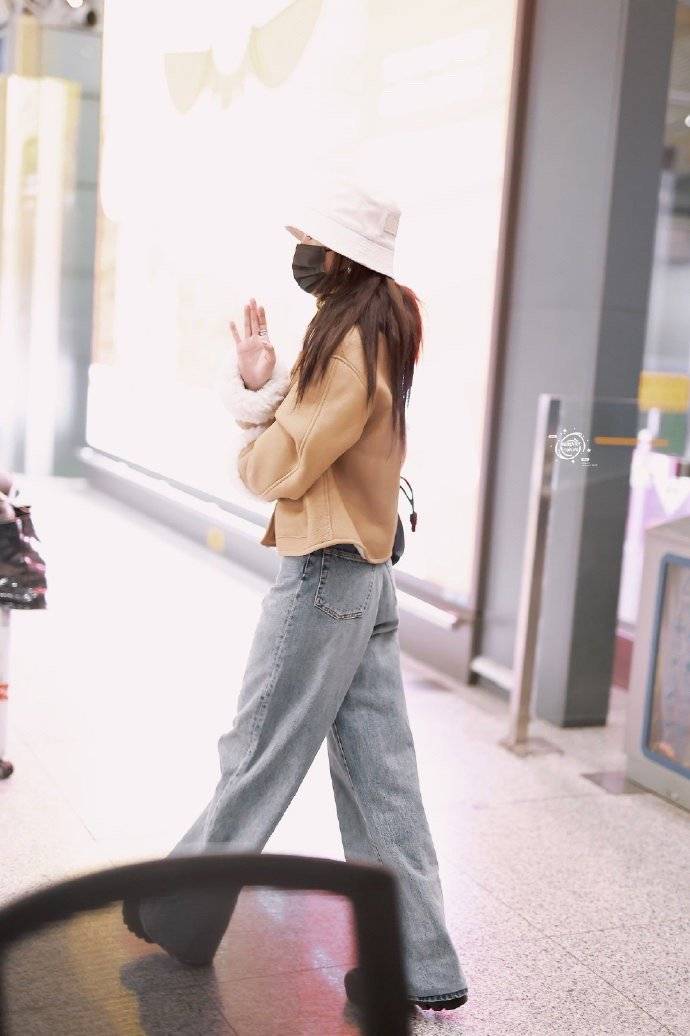 杨幂穿咖色皮夹克搭浅色牛仔裤戴渔夫帽温柔可爱