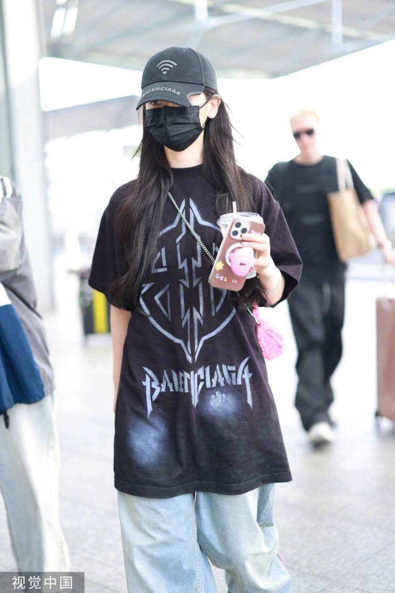 杨超越粉色鞋子打破沉