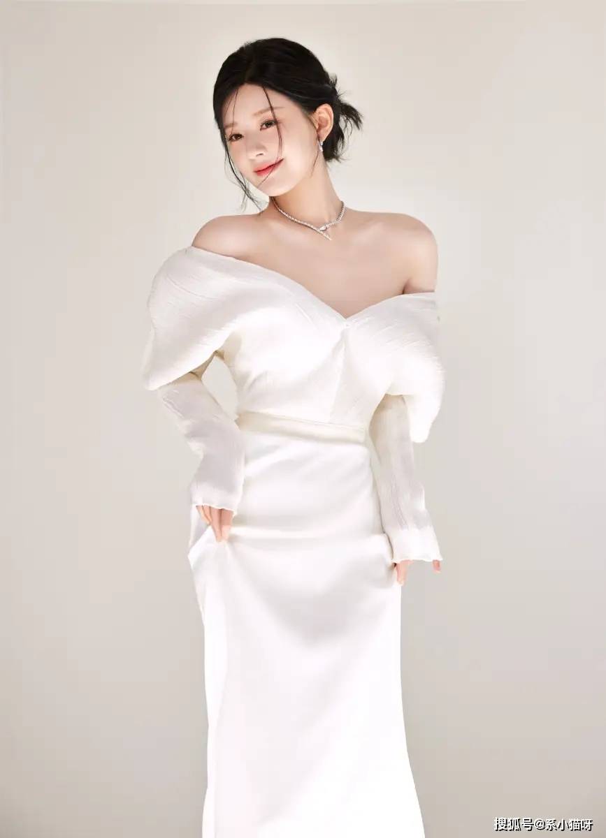 赵露思一袭白裙光芒四射香肩锁骨眨眼放电