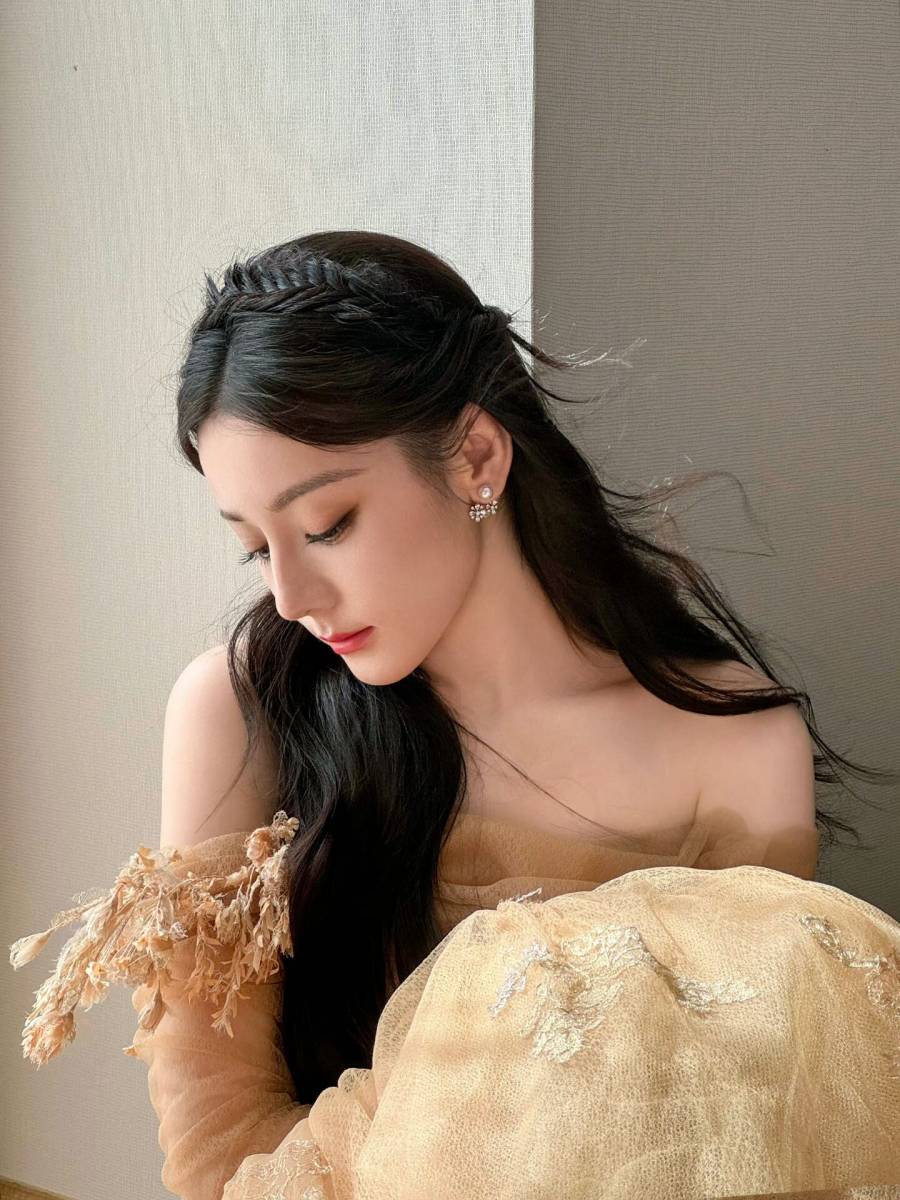 迪丽热巴金色长裙造型:优雅唯美女神!