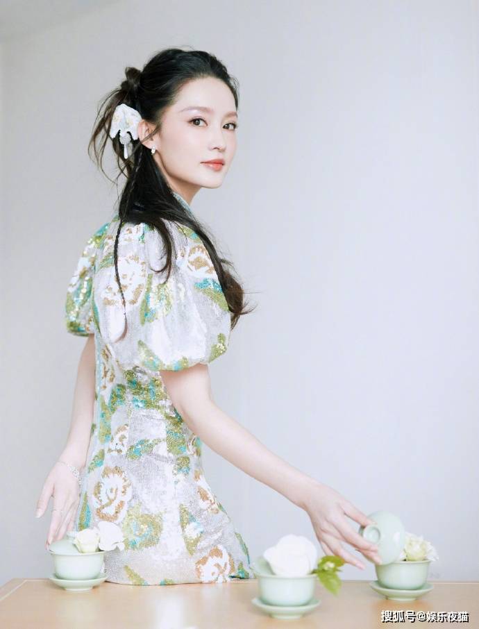 李沁一袭银雅绣布旗袍式礼服演绎古典美女