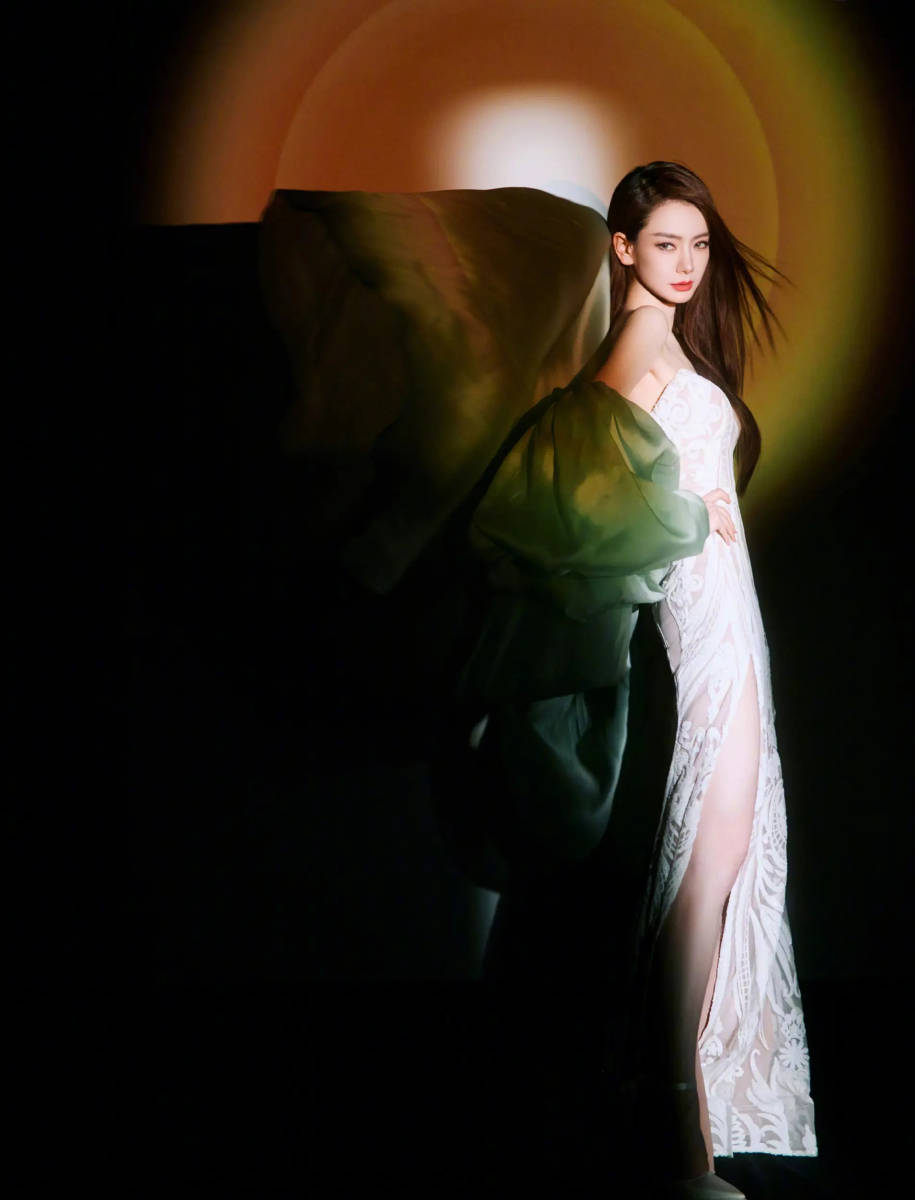 戚薇穿白蕾抹胸裙性感妩媚 配绿色飘带张力满满