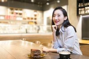 光明乳业遭孕妇投诉酸奶疑似喝到鲜血 担心传染