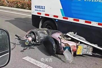 中通无人快递车拖行倒地电动车？车辆暂停运营配