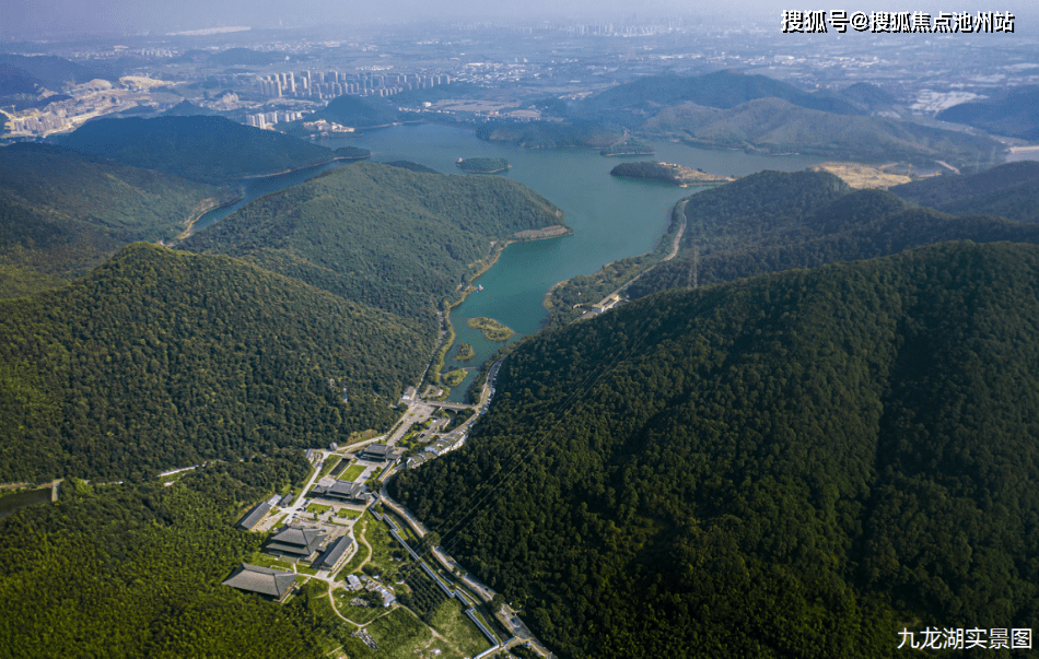 九龍湖這一國家4a級九龍湖風景區,以九龍盤青山,松竹映碧波的自然風光