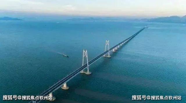 澳門半島和廣東省珠海市的大型 跨海大橋,現為世界最長的沉管隧道以及