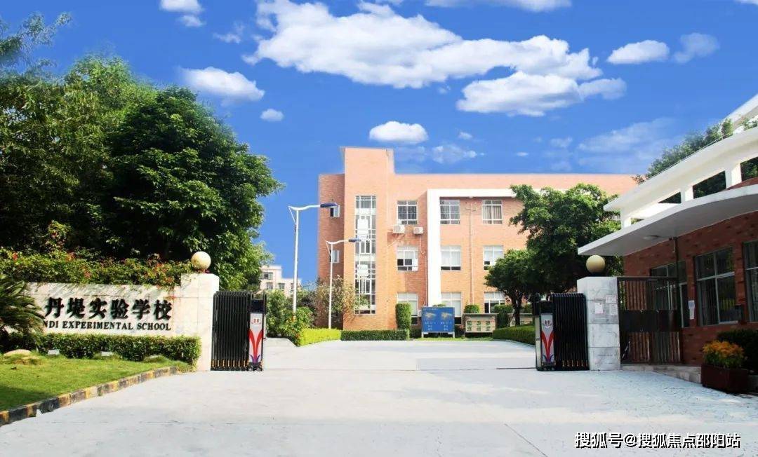 距离约400米左右;直线距离2公里范围内,还有星河cococity,龙光玖龙荟